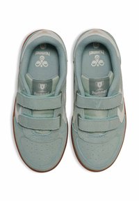 Jasnoniebieskie sneakersy wykonane z zamszu i siateczki, z dwoma paskami na rzep, perforowanym noskiem, gumową podeszwą oraz detalami z logo Hummel.