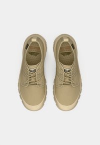 Μπεζ πάνινα παπούτσια με στρογγυλή μύτη, ανυψωμένες ελαστικές σόλες και έξι οπές για κορδόνια. Διαθέτουν θηλιά στη φτέρνα και υφή στο εσωτερικό.