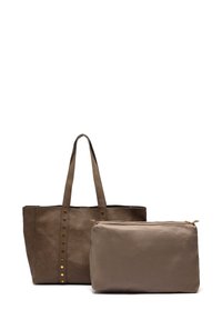 Bolsa tote de cuero marrón con acentos de tachuelas metálicas doradas, que cuenta con dos asas largas. Un pequeño estuche a juego con cremallera dorada se encuentra en la parte frontal.