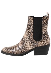 Bottines hauteur de cheville, à bout pointu, avec un motif serpent en marron et noir et un panneau élastique noir sur le côté, dotées d'un petit talon empilé.