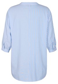 Camicia a righe blu chiaro con design a spacco e varie larghezze delle righe, maniche a tre quarti e scollatura rotonda. Tessuto morbido.