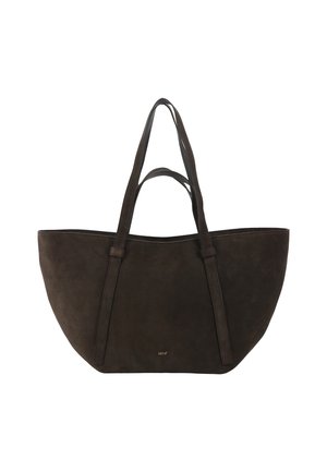 Dunkelbraune Wildleder-Tote mit zwei langen Tragegriffen und einem kleinen goldenen Logo, das zentral nahe der unteren Vorderseite platziert ist.