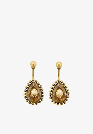 Orecchini in tonalità oro a forma di goccia, con una pietra di ambra sfaccettata e dettagli floreali intricati, bordati da piccoli accenti rotondi.