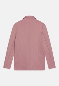 Jasnoróżowy żakiet z klapami, długimi rękawami i gładką teksturą. Posiada subtelne detale szwów oraz prostą linię dołu.