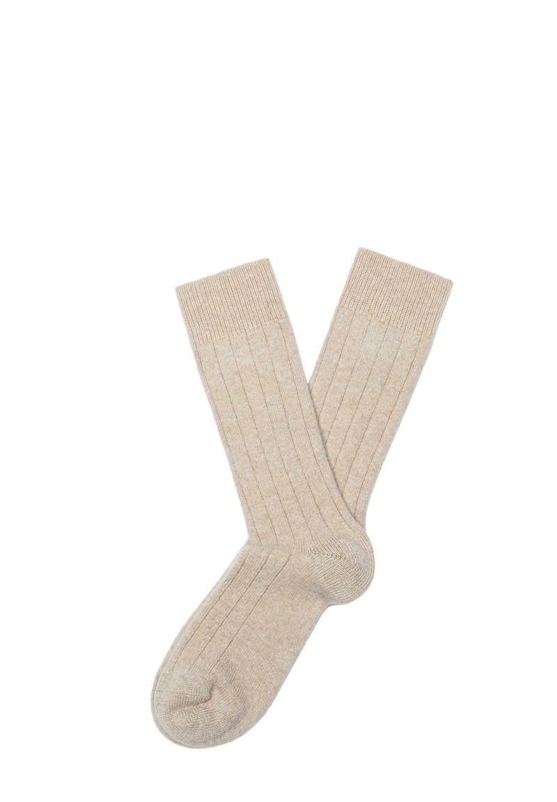 Beige Baumwollsocken mit vertikal gerippter Struktur, verstärkter Ferse und Spitze sowie elastischen Bündchen für einen sicheren Sitz.