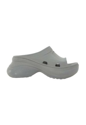 Sabot gris unique à enfiler avec une semelle épaisse et profilée ainsi que des trous de ventilation sur le côté et le dessus.