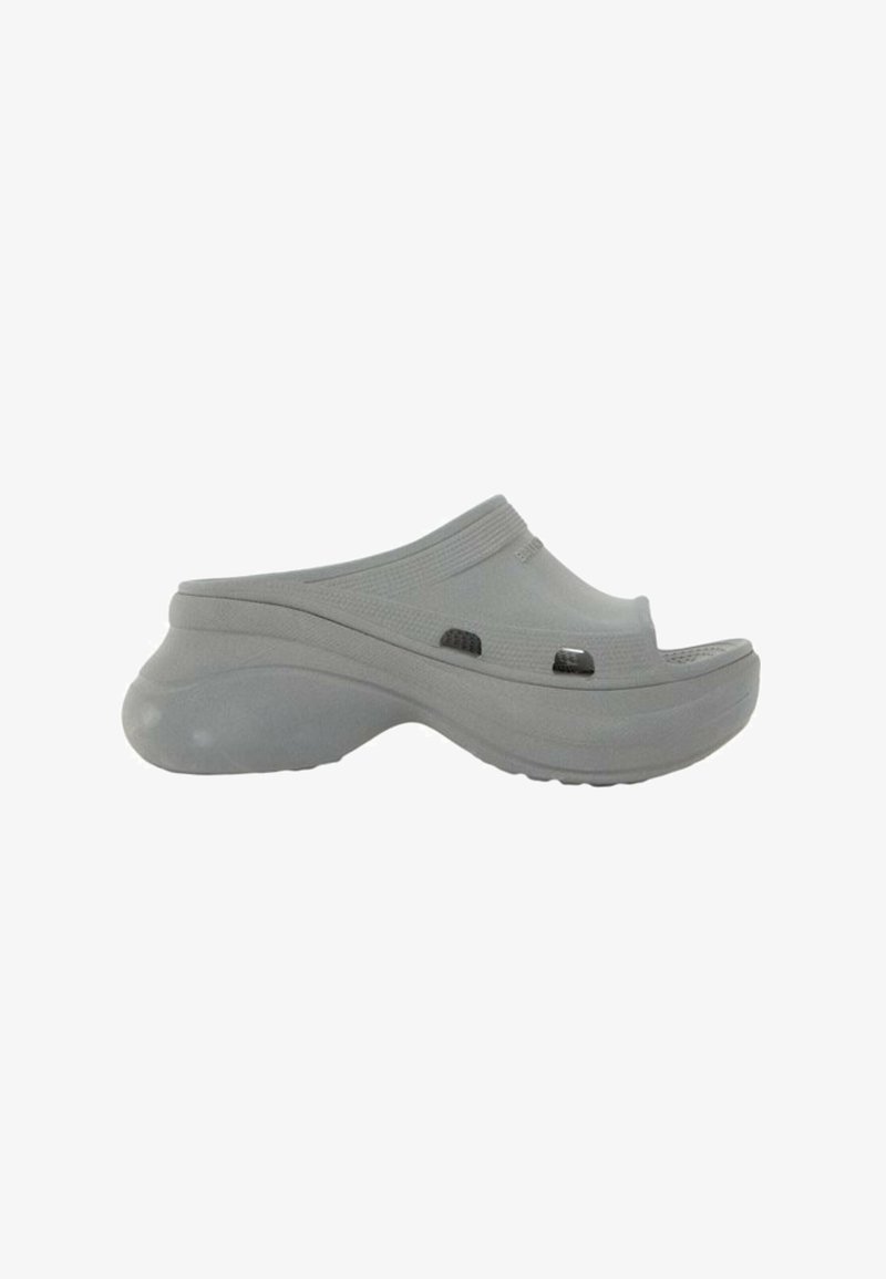 Sabot gris unique à enfiler avec une semelle épaisse et profilée ainsi que des trous de ventilation sur le côté et le dessus.