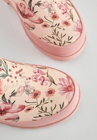 Next BUCKLE REGULAR FIT - Cizme din cauciuc - pink floral