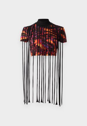 Schwarzes Crop-Top mit kurzen Ärmeln, das mit einem bunten abstrakten Muster und langen schwarzen Fransenverzierungen am Ausschnitt versehen ist.