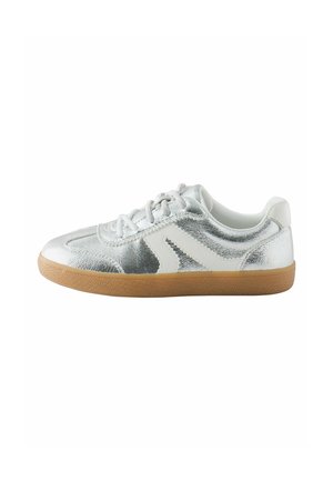 Sølv lavtsiddende sneaker med hvide snørebånd og logo, polstret krave og lysebrun gummisål, vist fra ydersiden.
