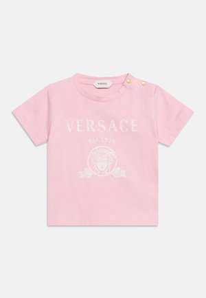 Lyserød kortærmet T-shirt til småbørn med hvid Versace-logo, Medusa-hoveddesign og gyldne knapdetaljer på skulderen.