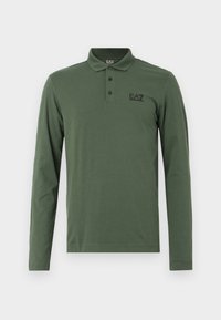 Μακρυμάνικο πόλο μπλουζάκι σε ελιά χρώμα με τρία κουμπιά και μαύρο λογότυπο EA7 Emporio Armani στο αριστερό στήθος.