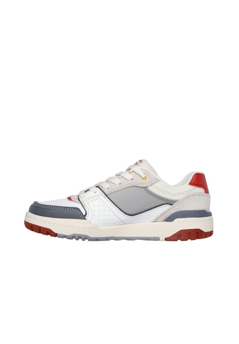 Sneakers z szaro-białą cholewką, czerwonymi akcentami i teksturowaną podeszwą. Posiadają szczegóły przeszyć oraz perforowane panele dla lepszej wentylacji.