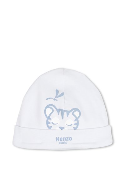 Bonnet de bébé blanc avec un revers plié, arborant un visage de tigre bleu aux yeux fermés et un petit papillon au-dessus, avec le texte "Kenzo Paris" en dessous.