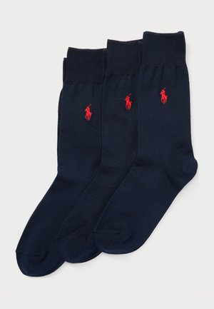 Tumši zili kokvilnas zābaki ar ribotām malām un trim sarkaniem izšūtiem polo logo, mīksta tekstūra un standarta garuma dizains.