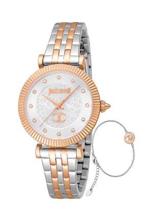 Ronde polshorloge met roségouden en zilveren schakels, witte wijzerplaat met kristallen markers, Just Cavalli-logo en bijpassende delicate kettingarmband.