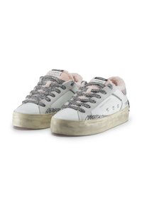 Sneaker bianche con accenti in suede grigio, dettagli metallici argento, fodera in pelliccia sintetica rosa e lacci a fantasia. Sole in gomma spesso e testurizzato.