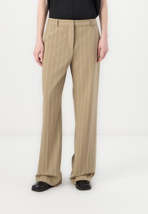 Pantalons beige à rayures fines avec une coupe droite, en tissu léger, dotés d'une taille avec passants de ceinture et de poches avant.