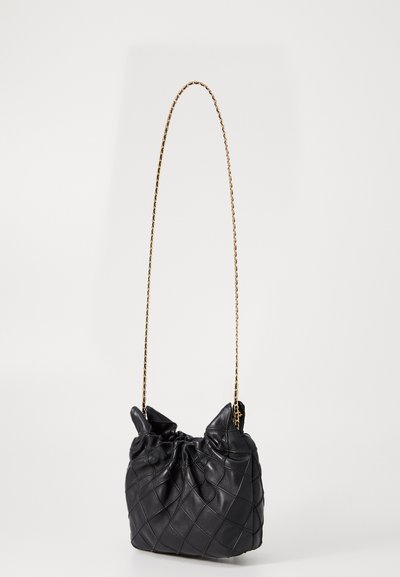 Sort læder skuldertaske med et quiltet design, rynket top og en kæde i guldfarve. Kompakt form med en blød tekstur.