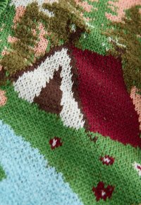 Gebreide trui met kleurrijk landschapsontwerp met groene heuvels, witte bergen, een rood tentje en een blauw watergebied. Zachte textuur.