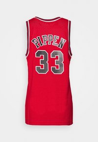 Punainen verkkokoripallopaitaja, jossa on mustia ja valkoisia yksityiskohtia. Takana lukee "PIPPEN" ja numero "33". Hihaton malli, väljä istuvuus.