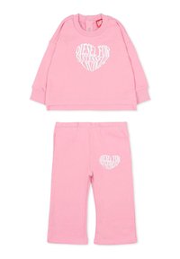 Różowy bawełniany dres z bluzą z długim rękawem ozdobioną białym tekstem w kształcie serca oraz pasujące spodnie z elastycznym stanem.