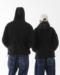 Felpe con cappuccio in velluto nero, con una finitura testurizzata, caratterizzate da cordini all'orlo e loghi in rilievo sui cappucci. Abbinate a jeans in denim.