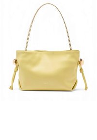 Gelbe Lederhandtasche mit Kettenriemen, glatter Textur und goldfarbenen Metallakzenten. Mit seitlichen Bindebändern und Logo.