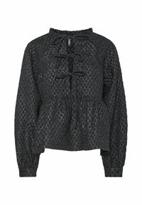Blouse noire texturée avec un col froncé, des manches longues et un devant à lacets. Le tissu présente un motif subtil et une finition douce.