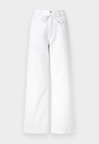 Jeans albi cu picior larg, realizate din bumbac, având talie înaltă, închidere cu buton și fermoar, și detaliu cu șnur la talie.