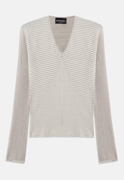 Svetlo sivi pulover s V-izrezom, ki se ponaša z navpičnimi rebrastimi vzorci, dolgimi rokavi in skrajšano obliko. Na oznaki piše "Emporio Armani."