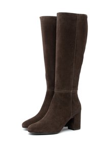 Botas de ante marrón hasta la rodilla con tacón bloque, que presentan una textura suave y costuras limpias a lo largo del cañón.