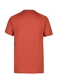 Camiseta de manga corta en color rojo-naranja con un tejido texturizado, cuello redondo y mangas raglán, que presenta un diseño simple y limpio.