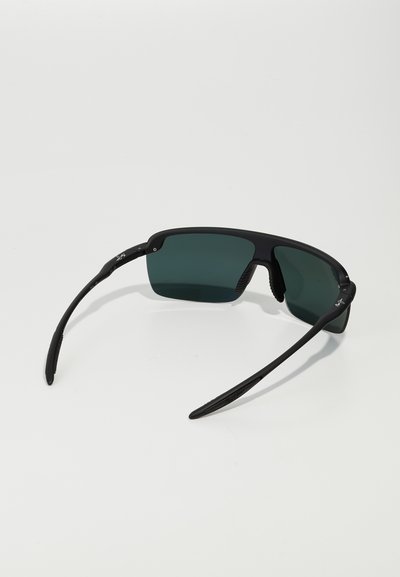 Ochelari de soare negri cu lentile întunecate, formă rectangulară, finisaj mat și accente texturate pe brațe; design sportiv, potrivit pentru utilizare în aer liber.