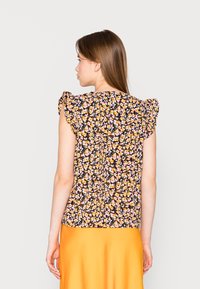 Blusa floral com mangas curtas em babados, apresentando um fundo preto com flores rosas e laranjas e um design com as costas franzidas.