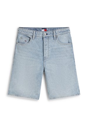 Short en denim bleu clair avec boutons et fermeture éclair à l'avant, passants pour ceinture, et logo Tommy Hilfiger sur la poche avant et la ceinture.