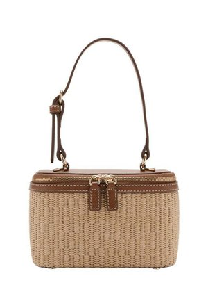Sac à main rectangulaire beige en tissu tressé avec garniture en cuir marron, fermeture à double fermeture éclair et bandoulière en cuir marron ajustable.