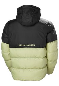 Chaqueta acolchada en negro y verde claro, con capucha, con costuras visibles y el logo de "Helly Hansen" en la parte posterior.
