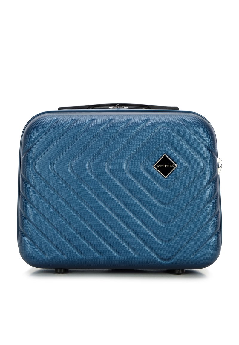 Valigia rigida blu, decorata con motivi, con scanalature diagonali e un logo a forma di diamante nero. Dotata di maniglia superiore e quattro ruote per una facile manovrabilità.