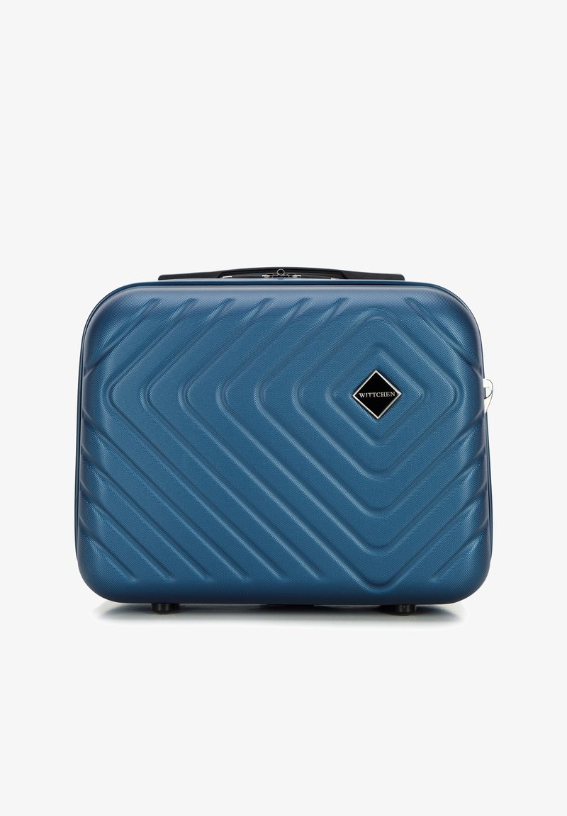 Blauer, gemusterter Hartschalenkoffer mit diagonalen Rillen und einem schwarzen Diamantenlogo. Verfügt über einen oberen Griff und vier Rollen für müheloses Manövrieren.