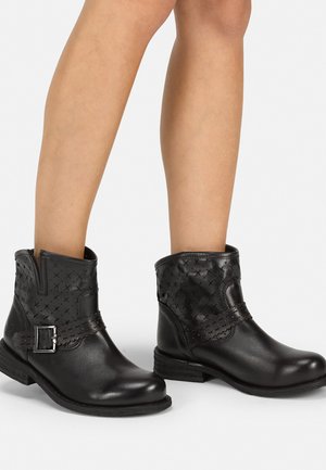 Cowboy/biker ankle boot - black
