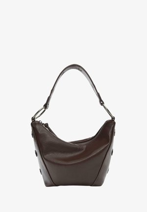 Dunkelbraune Lederhandtasche mit geschwungener Form, Reißverschlussverschluss und kurzem Griff. Sie verfügt über Metallbeschläge und dekorative schwarze Knöpfe an der Seite.