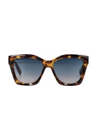 Gafas de sol carey con un diseño angular, lentes de gradiente oscuro y montura gruesa. Textura suave con un brillo sutil.