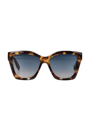 Gafas de sol carey con un diseño angular, lentes de gradiente oscuro y montura gruesa. Textura suave con un brillo sutil.