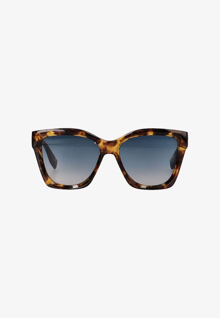 Gafas de sol carey con un diseño angular, lentes de gradiente oscuro y montura gruesa. Textura suave con un brillo sutil.