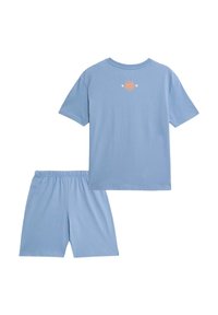 Conjunto de camiseta y pantalones cortos de algodón azul claro. La camiseta presenta un logotipo circular en naranja en la parte posterior. Cintura elástica en los pantalones cortos.