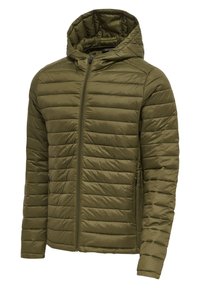 Olivgrön vadderad jacka med huva, som har horisontell quiltning, en frontdragkedja och två sidofickor. Slät, glänsande tygstruktur.