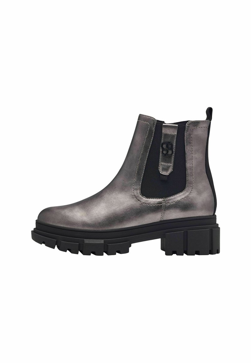 Bottine en cuir gris métallique avec panneau latéral élastique noir, languette de traction, semelle à crampons épaisse et talon.