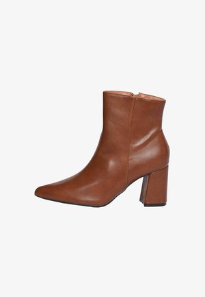 Stivale alla caviglia in pelle marrone con punta affilata, tacco a blocco e zip laterale, mostrato su uno sfondo bianco.