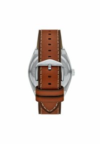 Bracelet de montre en cuir marron avec des coutures blanches, boucle en acier inoxydable et boîtier hexagonal argenté. Réglable avec plusieurs trous.
